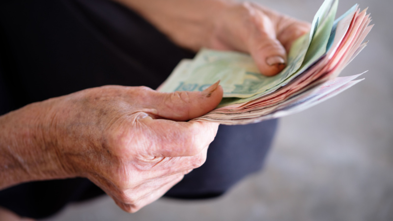 Anziana soldi in mano